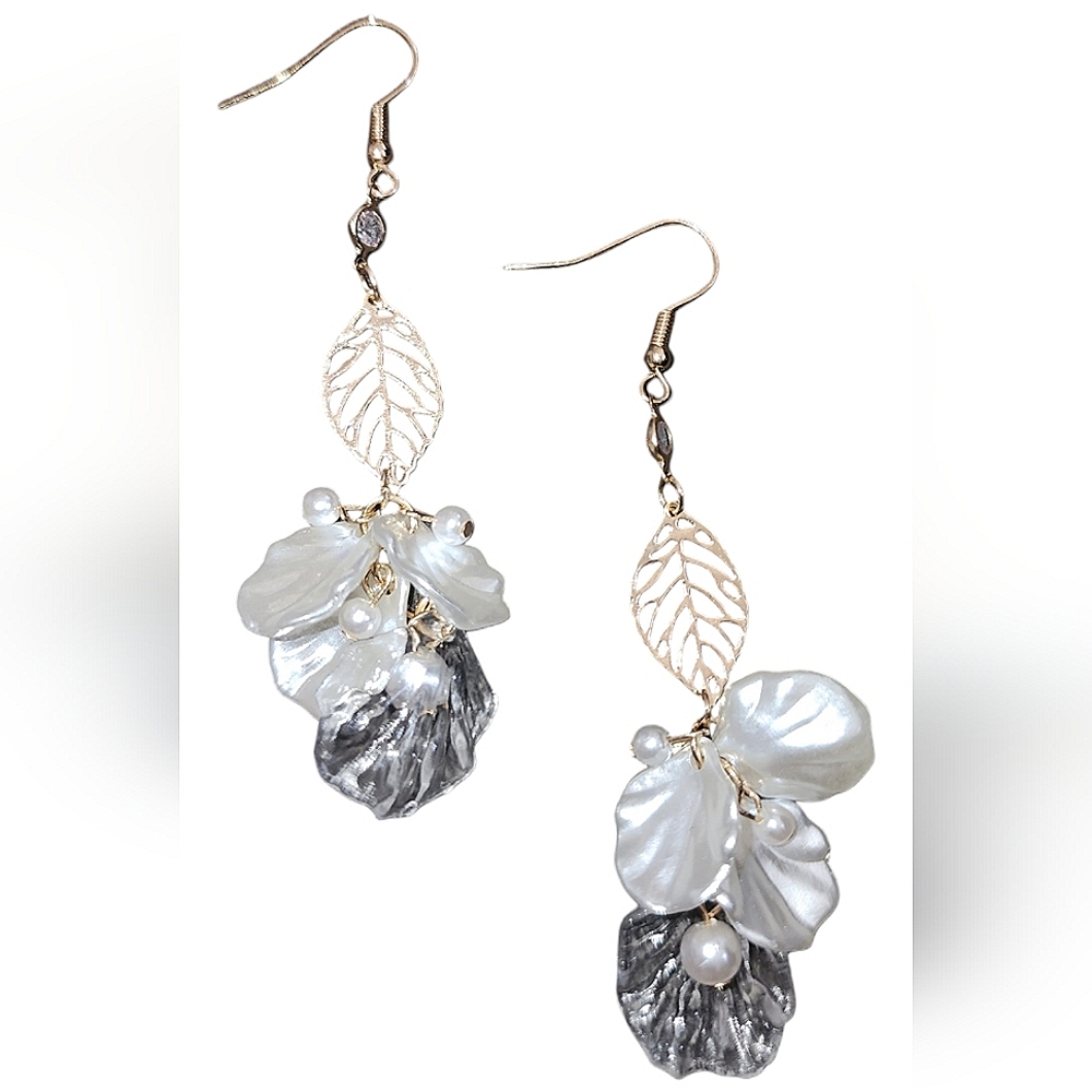 White Pearl Clam Shell Gold Earrings
